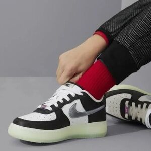 Nike Big kids Air Force 1 LV8 Size 3.5Y